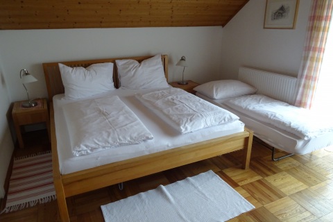 Schlafzimmer mit Zusatzbett